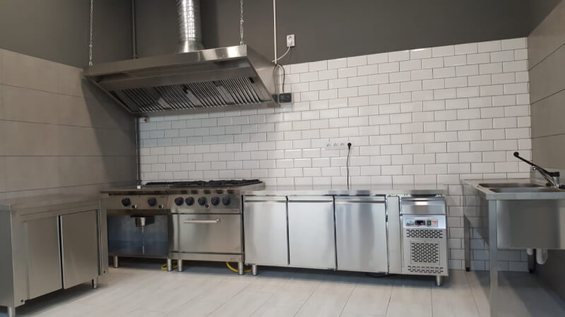  Cum planificăm spațiul de amenajat și de ce echipamente profesionale și mobilier tip fast-food este nevoie? 