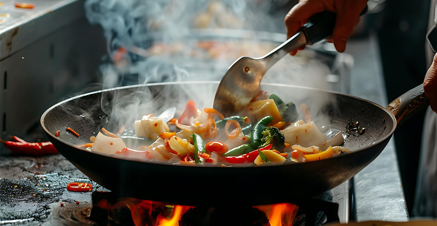 Tigăile wok profesionale din oțel carbon: avantaje și tehnici de folosire în restaurante